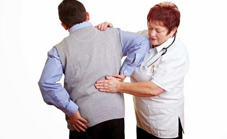 Un medico esamina il paziente per il mal di schiena