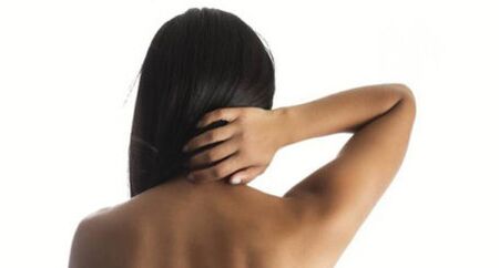 La ragazza mostra il suo collo dal Sorone della schiena