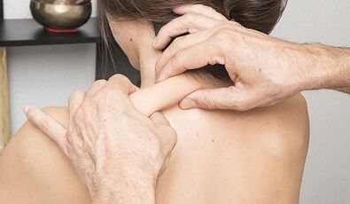 Massaggio con osteocondosi cervicale