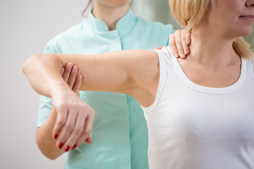 Esame di un medico con osteocondosi cervicale