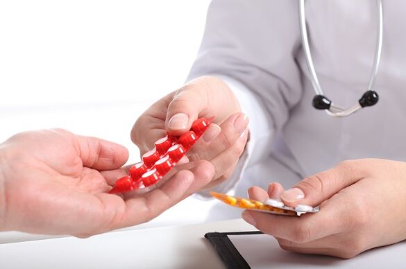 Il medico prescrive farmaci per il trattamento dell'osteocondrosi cervicale